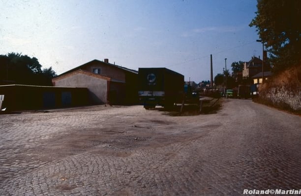 Bahnhof Sebnitz: Die Güterabfertigung (Ga) von der Straßenseite mit Gleis 13. Mai 1990, Foto: Archiv Roland Martini