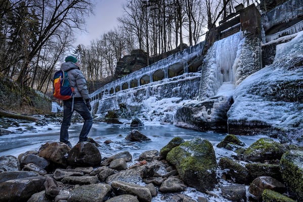 Wieder zeigt das Thermometer -15°C als ich mich bei noch dunkler Nacht zu Hause entscheide in den Niezelgrund bei Lohmen zu fahren. Der Dauerfrost hat am Wasserkraftwerk ganze Arbeit geleistet. 