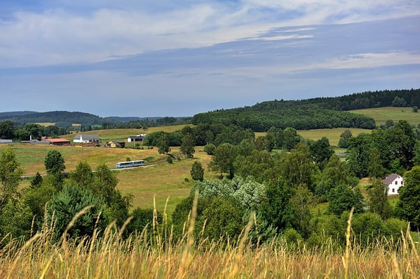 Von einem Berg auf der gegenüberliegenden Seite fällt der Blick auf das Ferkeltaxi das sich bei Horni Poustévna fast an gleicher Stelle befindet.