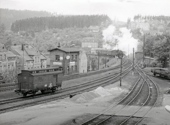 Eine BR 86 von Bad Schandau kommend in Richtung Neustadt auf dem Sebnitzer Stadtviadukt. Sehr interessant auch der Bahnpostwagen. 