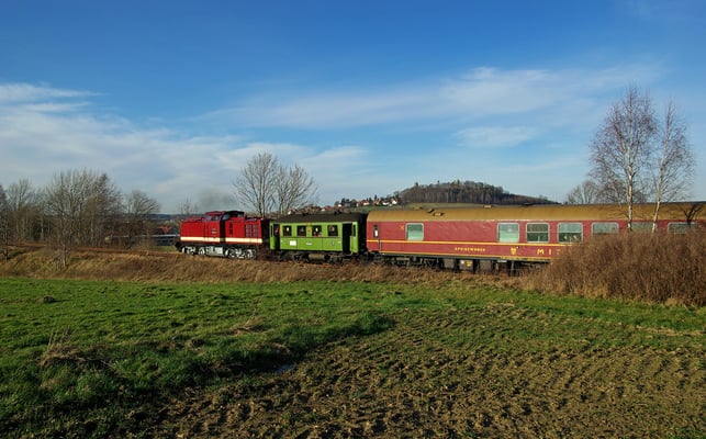 Adventssonderfahrt Pirna-Neustadt-Schandau der OSEF, hier 112 331-4 vor der Kulisse der Burg Stolpen, 29.11.09