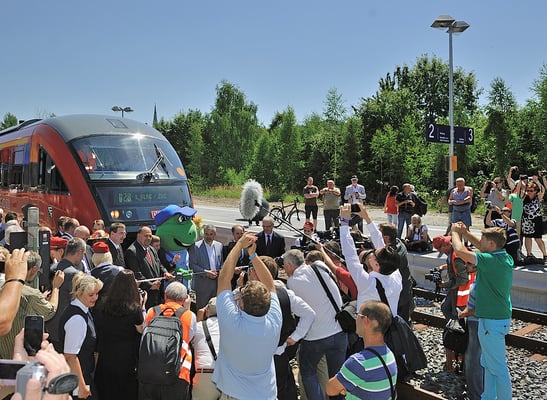 Banddurchschnitt im Bahnhof Sebnitz, solch einen Andrang hat der Bahnhof Sebnitz wohl lang nicht mehr gesehen. Warum der Durchschnitt allerdings in Richtung Bad Schandau und nicht in Richtung Grenze erfolgte ist mir bis heute ein Rätsel...