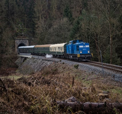 Ein Jahr ist vergangen, wieder sind die OSEF auf dem Sächs. Schweiz Ring zur traditionellen Adventsrundfahrt unterwegs. Dieses Mal unterstützt von 204 031-1 der Press, hier am Tunnel 3 bei Ulbersdorf. 01.12.19