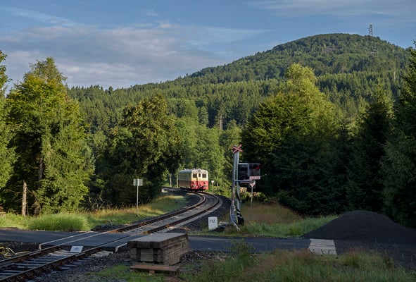 Ein Nachschuss auf den historischen Triebwagen, im Hintergrund der Berg Jedlova (774,2m / dritthöchster Berg des Lausitzer Gebirges). 30.07.2016