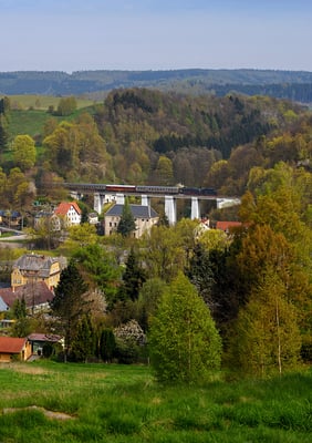 Kurz darauf schnauft der Zug über den Viadukt bei Amtshainersdorf. 01.05.16