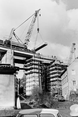 Einheben der neuen Beton-Fertigelemente mittels Eisenbahn-Drehkran. 