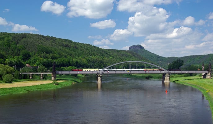 Der Sonderzug in Spektakulärer Kulisse, Bei der Elbüberquerung zieht die 112 331-4 und die 52ér schiebt den Zug nach Bad Schandau über die Carolabrücke ( Sonderfahrten zum Fest 675 Jahre Neustadt in Sachsen, Mai 2008 )