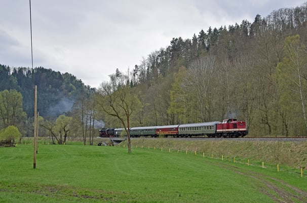 Ostersonderfahrt mit 52 8131 und 110 101-3 von Nossen nach Bad Schandau - Neustadt - Pirna und zurück. Hier der Zug mit V100 als Zuglok bei Goßdorf-Kohlmühle. 15.04.2017. Foto: Robert Schleusener