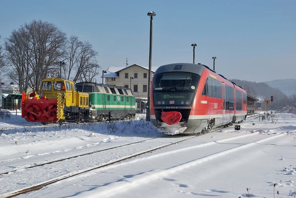 118 002 mit der Neustädter Schneefräse wartet auf ihren nächsten Einsatz während der Desiro aus Bad Schandau einfährt, Februar 2009