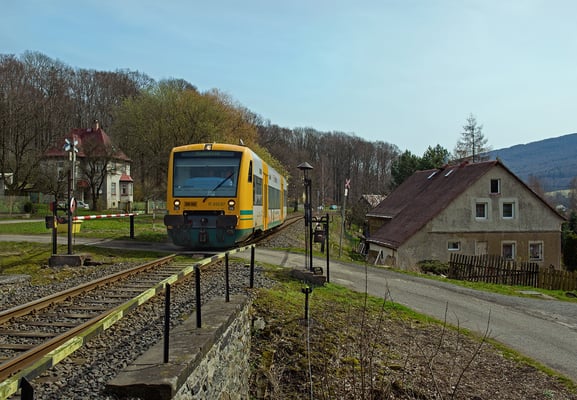 Auf der Linie Varnsdorf-Rybniste verkehrt der Trilex. Hier mit VT 650.67 bei Jiřetín pod Jedlovou am Bahnübergang mit (noch) alter Technik. 03.04.2016