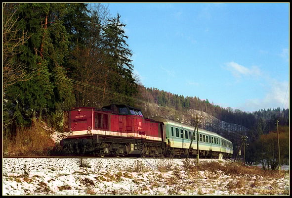 Am 4. Januar 2001 rollt bei nur "mäßigen" Schneeverhältnissen 202 844 mit ihrem Zug von Bautzen nach Bad Schandau dem nächsten Halt Goßdorf-Kohlmühle entgegen. Foto: Archiv Michael Sperl