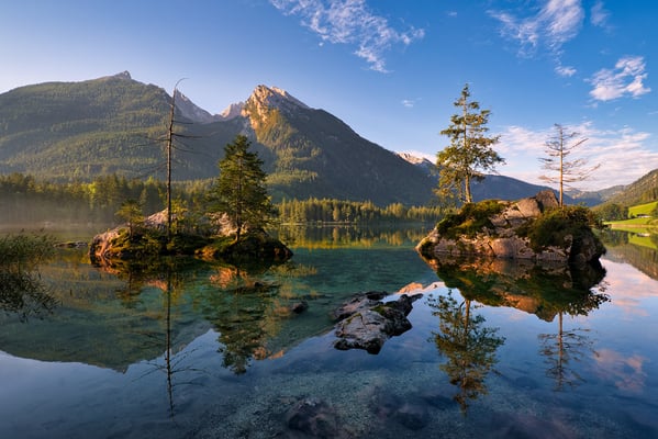Sonnenaufgang am Hintersee in Berchtesgaden.