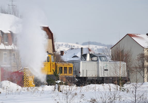 Schneeräumarbeiten im Bahnhof von Neustadt. In den letzten Tagen konnte dieses Schauspiel mehrmals beobachtet werden, 111 001 habe ich jedoch zum ersten Mal hier gesehen, 04.01.2010