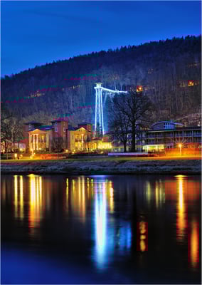 Der Ostrauer Aufzug in Bad Schandau wird in den Wintermonaten illuminiert. 