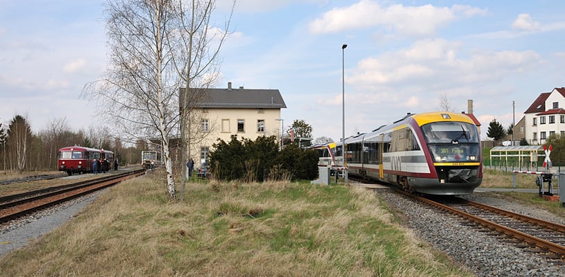 Kurzzeitig konnte man in Dürrröhrsdorf 4 Triebwagen beobachten - links: Uerdinger Schienenbus und ausfahrender LVT/S nach Neustadt, rechts ein Desiro-Doppelgespann nach Pirna. 17.04.12