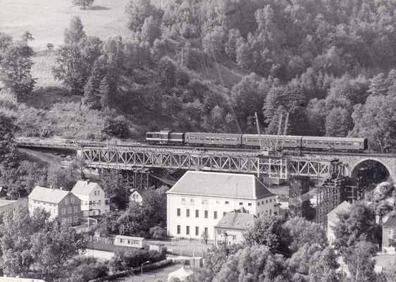 Bau der Behelfsbrücke am alten Hainersdorfer Viadukt.