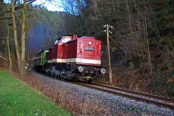 Zwischen dem HP Porschdorf und dem letzten Tunnel vor Bad Schandau legt sich der Zug in Schrittgeschwindigkeit kreischend in eine der engsten Kurven der Sebnitztalbahn, 29.11.09