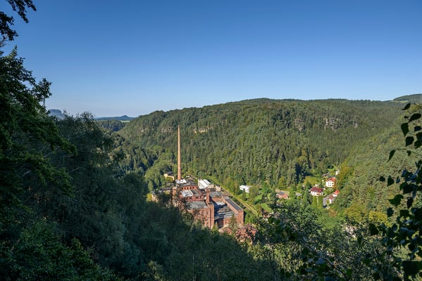 Blick ins Sebnitztal auf Goßdorf-Kohlmühle und die alles überragenden Gebäude der Industriebrache Likolit, die jüngst für 37.000€ an einen neuen Besitzer versteigert wurden... 15.09.16