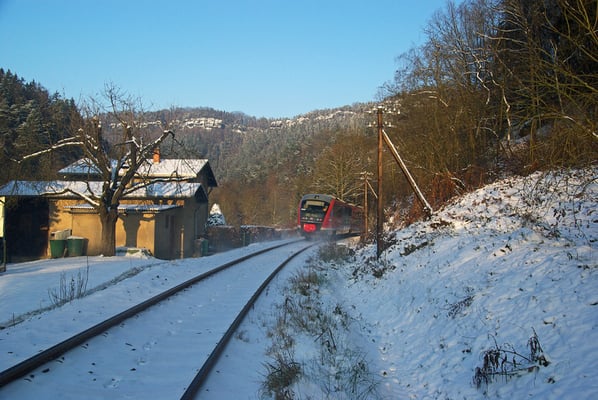 Nachschuss auf RB 17131 von Bad Schandau kommend bei Rathmannsdorf ( nach Tunnel 1 ). Eine der wenigen Stellen der Sebnitztalbahn an der noch Telegrafenmasten anzutreffen sind...20.12.09