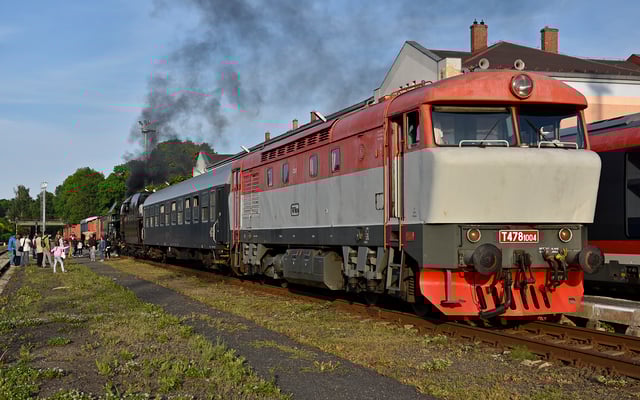 T 478 1004 in Rumburk und Dampflok 475 111 am Legiovlak. 19.05.2018