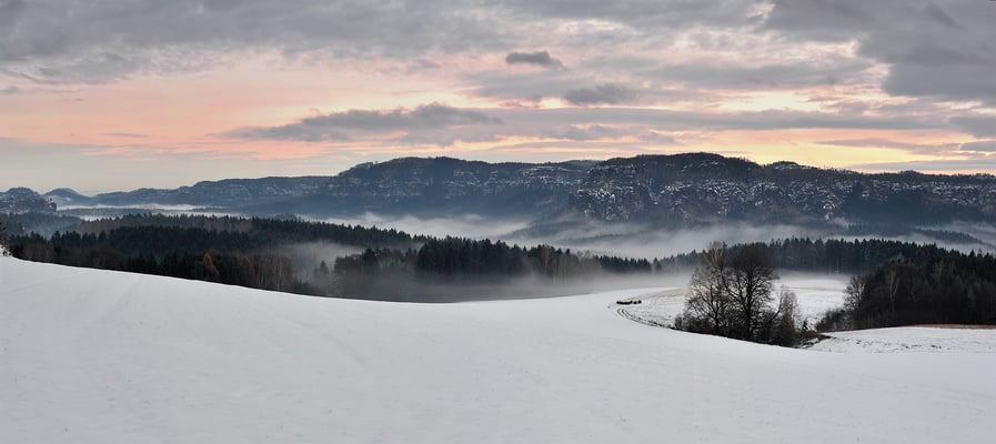 Panoramablick vom Schaarwändeweg bei Mittelndorf in die hintere Sächsische Schweiz. 