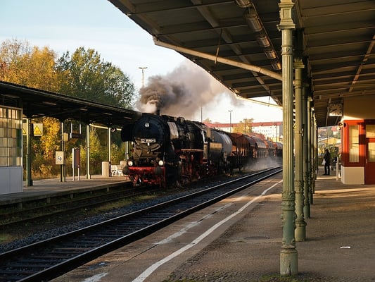 Ein einmaliges Ereignis bei bestem Eisenbahnfotolicht: Die Ostsächsischen Eisenbahnfreunde unternahmen am 22.10.2004 eine Plandampfgüterzug-Sonderfahrt zwischen Bad Schandau & Neustadt, hier der Zug um 08:39 Uhr bei Durchfahrt in Sebnitz, Foto: Uwe Dietz