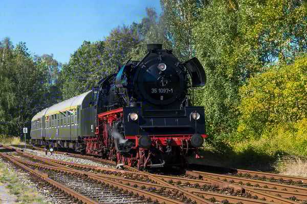35 1097 bei der Einfahrt in den Bahnhof von Neustadt in Sachsen, Foto: Jürgen Vogel