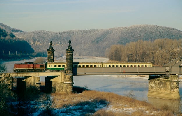 An einem eisig kalten Wintermorgen im Jahr 1998 überfährt eine unbekannt gebliebene V100 mit der Regionalbahn Bautzen-Neustadt-Bad Schandau die Carolabrücke in Bad Schandau und hat somit in wenigen Augenblicken ihr Ziel erreicht.