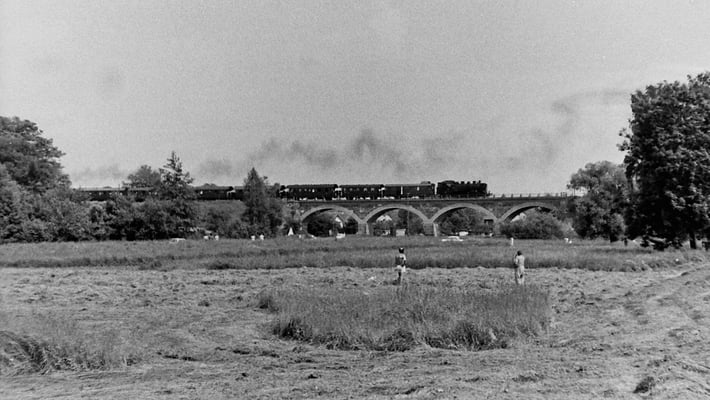 Ein Sonderzug mit BR 86 auf dem Viadukt über die Polenz bei Langburkersdorf.