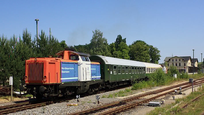 Das Gespann bei der Ausfahrt aus dem Neustädter Bahnhof. Die Fahrt geht Richtung Pirna. 03.06.11. Foto: Jürgen Vogel