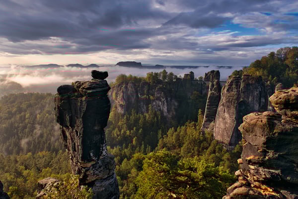 Sonnenaufgang an der Wehlnadel im Basteigebiet. 