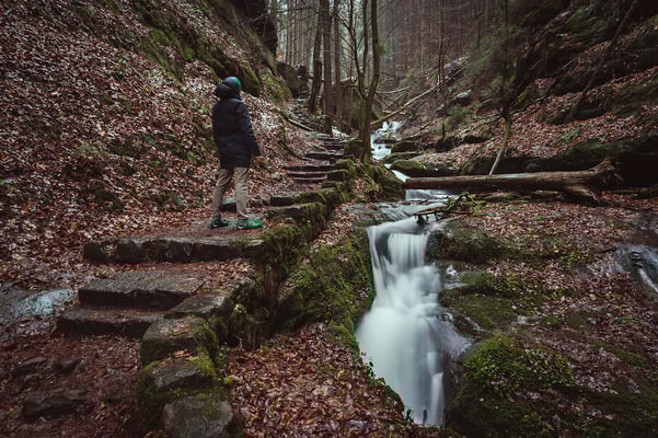 Noch einmal im Schindergraben. Hier sorgte schnell einsetzendes Tauwetter für einen vollen Bachlauf. 