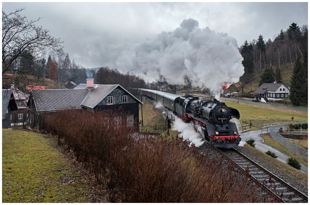 Kurz darauf betritt 50 3648 mit ihrem Sonderzug die Bühne. Laufweg der Sonderfahrt: Nossen-Dresden-Decin-Jedlova-Varnsdorf-Jedlova-Ceska Lipa-Litomerice-Decin-Nossen. 26.03.16
