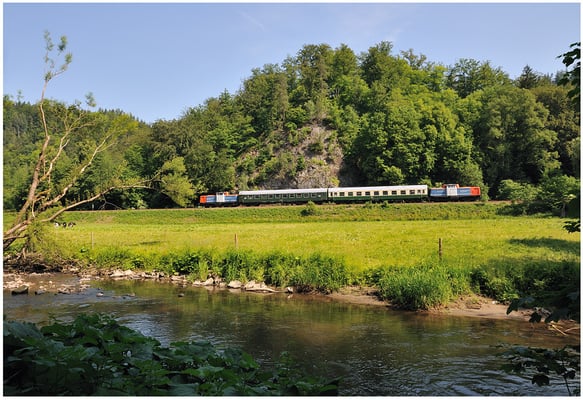 Unterhalb des Goßdorfer Raubschlosses rollt der Zug im Gefälle Bad Schandau entgegen. 04.06.11, 10:34 Uhr