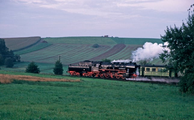 Ein Sonderzug im herrlichen Licht des Sonnenaufgangs mit viel Dampf, Krumhermsdorf 1996