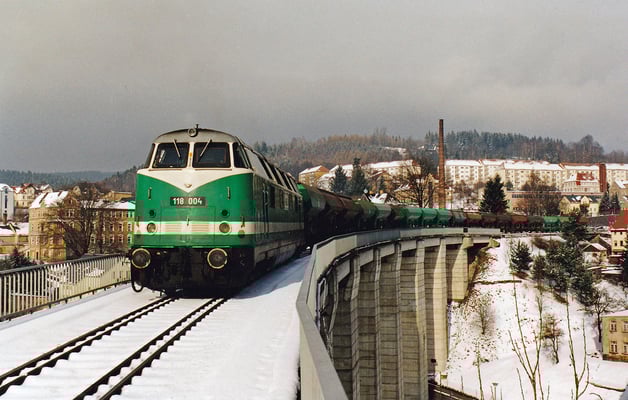 Ebenfalls bei der ITL eingestellt war 118 004 (ex V 180 124). Hier bei herrlichstem Winterwetter auf dem Sebnitzer Stadtviadukt mit einem Bauzug Richtung Bad Schandau. 