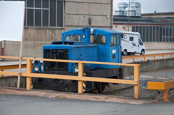 Eine ehemalige V15 Verschublok erinnert noch heute als Denkmal an die glanzvolle Fortschritt-Epoche. November 2013.