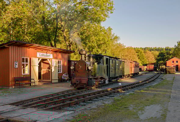 Auch zum Bahnhofsfest 2016 dampfte die Sächsische IK nach Lohsdorf, in diesem Jahr mit Wagen des neuen IK Sachsenzuges. 26.08.2016