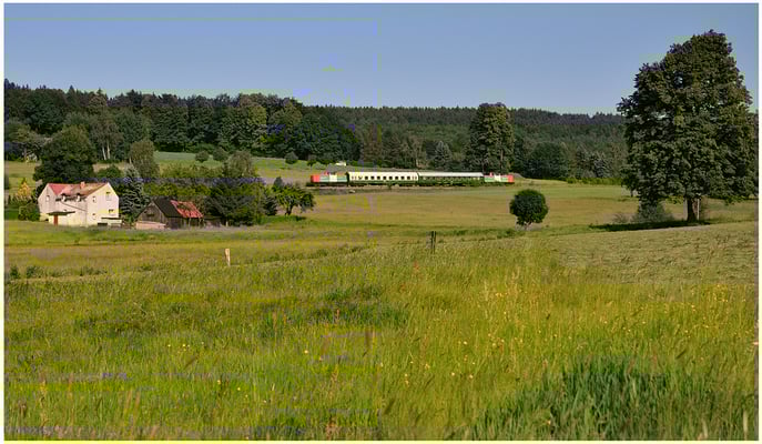 Früher Abend bei Krumhermsdorf, das Licht wird wieder weicher. Der Zug rollt nun im Gefälle Neustadt entgegen - ein Motiv, das so einige Fotografen verewigt haben. 03.06.11, 17:57 Uhr