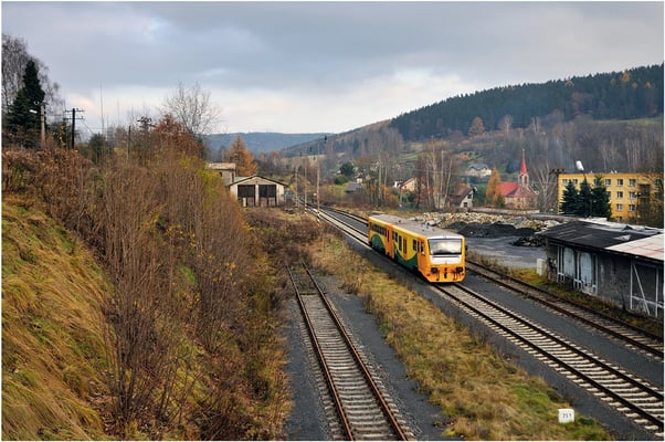 Triebwagen 814 108-7 von Rumburk kommend in Dolni Pousteva. Von hier kann man dann ab 2014 umfangreiche und landschaftlich reizvolle Touren ins Nachbarland starten.