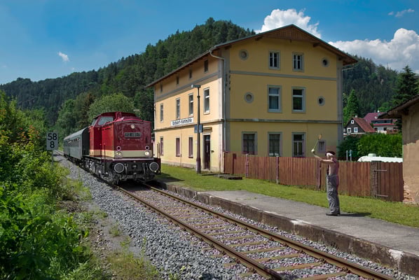 Diese schöne Garnitur mit 112 481-7 und zwei passenden Rekowagen besuchte den Sächsischen-Schweiz-Ring am 27.06.2020 anlässlich einer privaten Charterfahrt. Hier am Bahnhof in Goßdorf-Kohlmühle mit dem Bahnhofsvorsteher vom Schwarzbachbahn e.V. ;-)