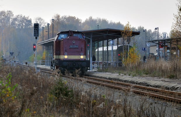112 331 umfährt den Zug in Neustadt. 05.11.11