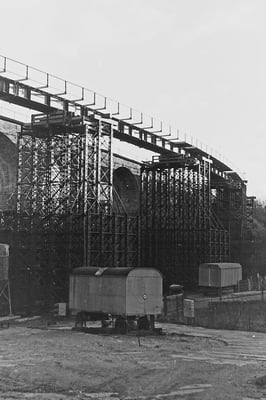 Die Behelfsbrücke ist fertig, bald hat das letzte Stündlein des schönen Steinbogenviadukts geschlagen. 