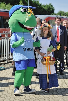 Sebnitzer Blumenmädchen und VVO Maskottchen posen für die Fotografen.