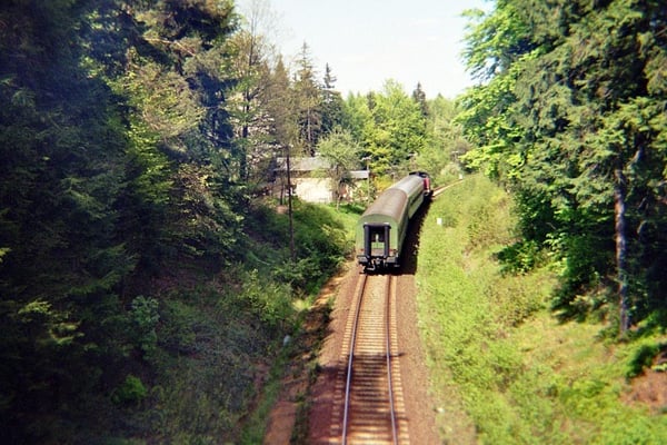 Ein Nachschuss in die andere Richtung von der Überführung. Heute rollen hier nur noch die Schotterzüge aus dem Steinbruch Oberottendorf. 1999, Foto: Pierre Güttler