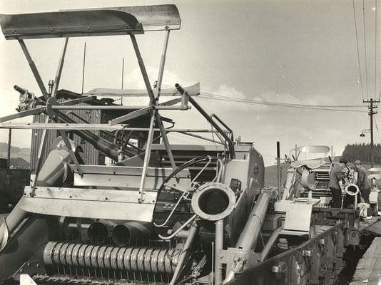Hier ein Zug mit Schwadmähern im Bahnhofsgelände, im Hintergrund erkennbar: Das Stellwerk 2 und die Anhöhe der "Krähenhecke". Bildrechte: Stadtmuseum Neustadt in Sachsen.