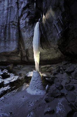 Noch einmal der große Zapfenstreich aus der Gautschgrotte. Nachtaufnahme, die Beleuchtung des Eisfalls übernahmen die Stirnlampen. 