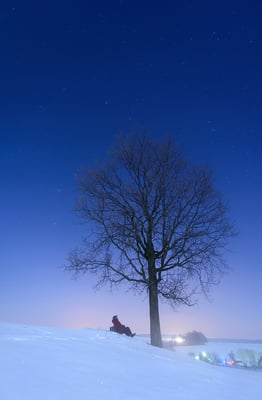 Nach ungefähr 45 Minuten begann die Technik zu gefrieren, auf den Linsen bildete sich ein Eisrand. Zum Schluss fotografierte ich noch meinen Vater, der hier unter einem Bäumchen die Aussicht in den Sternenhimmel genießt. 
