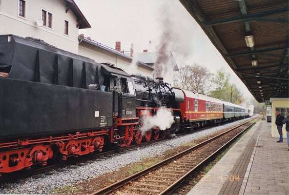 Zum ersten Mal auf Sonderfahrt: Der Speisewagen Nr. 51 50 88-70 221-3 der Gattung WRm, der durch den Verein Ostsächsische Eisenbahnfreunde e.V. im Dezember 2003 Dank großzügiger Spenden erworben wurde. 25.04.04, Foto: Thomas Lange