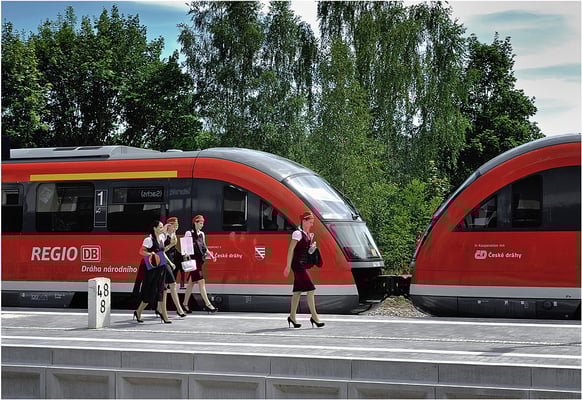 Den attraktiven Zugbegleiterinnen sei hier nochmals die volle Aufmerksamkeit gewidmet. Ob auf dem "Laufsteg" Marke Inselbahnsteig...